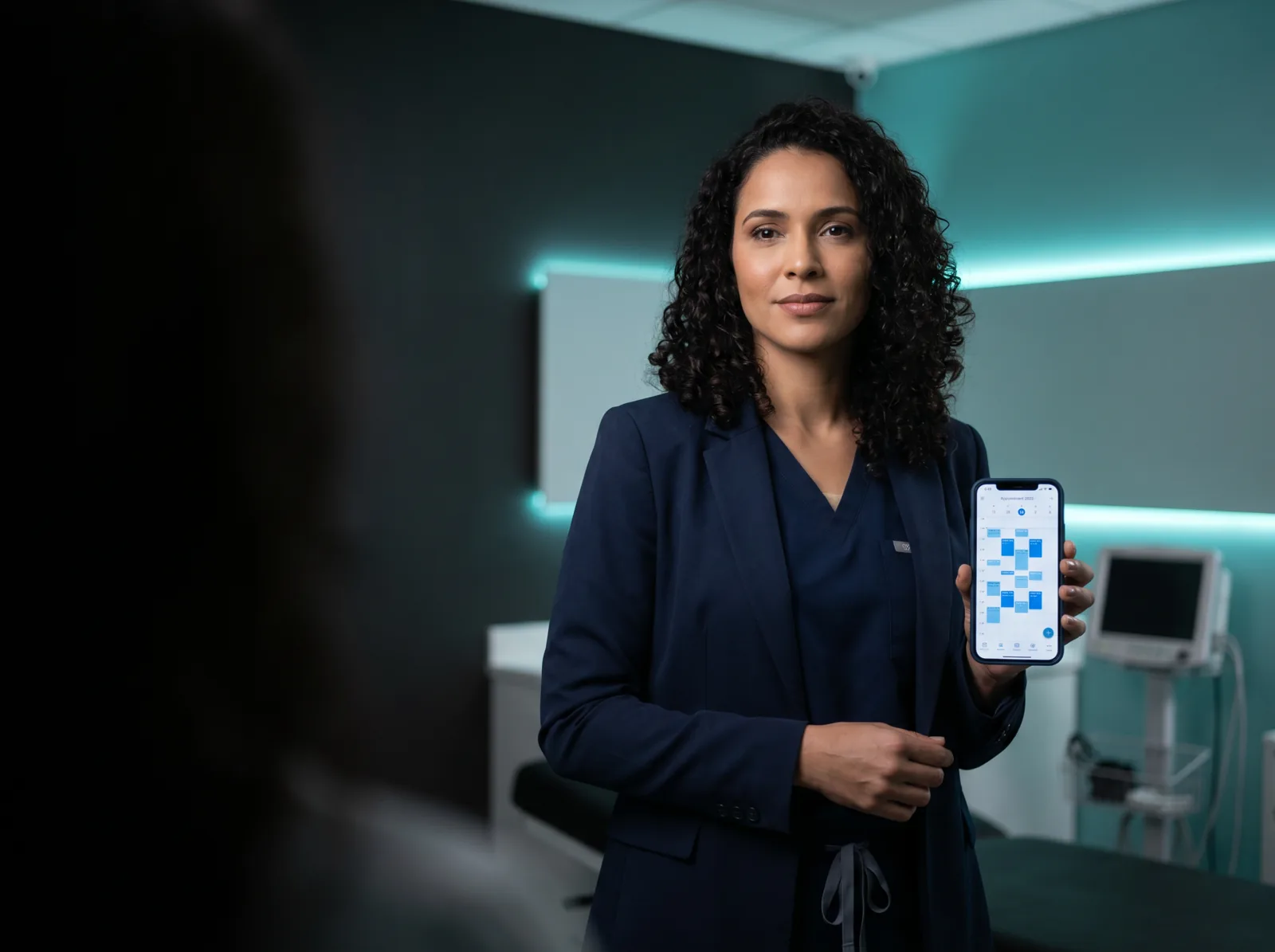 Médica confirmando agendamento pelo WhatsApp no celular, clínica à noite
